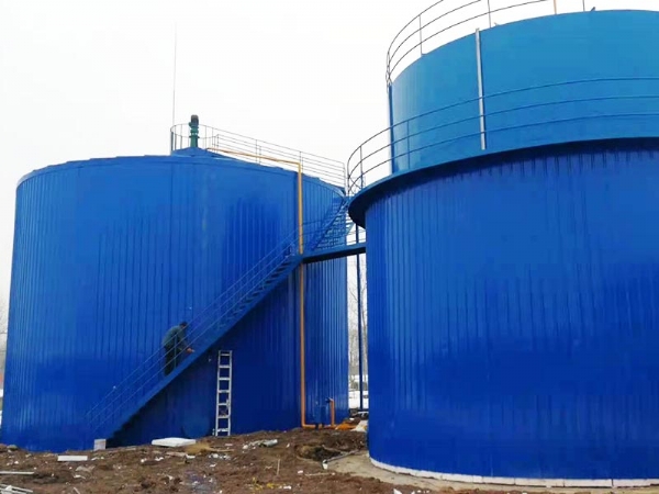 建好后的發(fā)酵罐和濕式氣柜